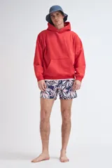 Short de baño azul marino con estampado de flores blancas y rojas.