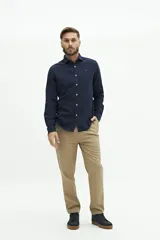 Camisa de lino color beige, de manga larga, corte semi slim y logo bordado en el pecho.