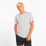 Remera gris de algodón con logo de New Balance estampado en el pecho.