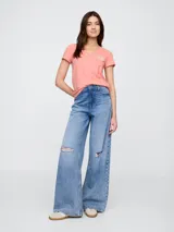 Remera color salmón de manga corta con cuello en V y estampado circular en el pecho con la inscripción "GAP Original".