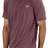 Remera deportiva color borgoña con logo de New Balance estampado en el pecho.