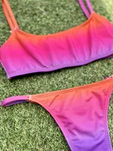 Bikini degradé en tonos naranja, rosa y violeta, con corpiño tipo top y colaless regulable de lurex brillante.