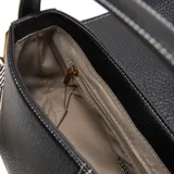 Bandolera de PU color negro con textura de cuero granulado y costuras blancas visibles. Presenta una solapa frontal con cierre metálico dorado y un logo metálico con las letras "XL". Incluye un asa superior corta y una correa larga, regulable y desmontable con estampado de cebra en blanco y negro.