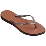 Ojotas Havaianas Slim Point color crema con contorno verde oscuro y logo en las tiras.