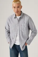 Camisa de hombre Levi's de manga larga, color gris jaspeado, con cuello clásico, cierre frontal con botones, bolsillo en el pecho y logo de la marca en etiqueta roja.