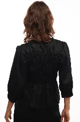 Blusa marrón de lino liviano con escote en V, abotonadura frontal y mangas 3/4 con puño. Diseño con frunces que generan un efecto entallado en la parte superior y amplio en el ruedo.