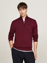 Sweater de punto color borgoña con cuello perkins y cierre de cremallera de un cuarto. Logo de Tommy Hilfiger bordado en el pecho. Confeccionado en algodón.