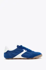 Zapatillas deportivas de estilo running, color azul con detalles en blanco y suela marrón.