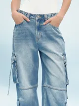 Pantalón de jean celeste, corte wide leg, con bolsillos cargo laterales y cintura alta.