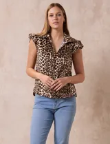 Camisa de satén con estampado animal print de leopardo, cuello clásico con solapa, escote en V, cierre frontal con botones y mangas cortas amplias con volados. Marca Alex & Lili.
