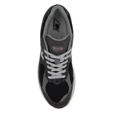 Championes urbanos New Balance modelo U2002Ra, color gris oscuro con detalles en negro y gris claro, confeccionados en gamuza y malla, con logo "N" característico en los laterales y entresuela ABZORB.