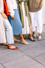 Bailarinas de tacón de 2,5 cm con estampado animal print y ribete en verde caza. Interior de piel y suela de cuero.