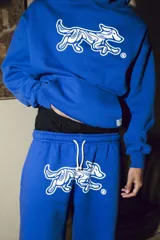 Pantalón azul de felpa de algodón con corte oversize y doble cintura simulando boxer. Estampa de perro blanco en el muslo.