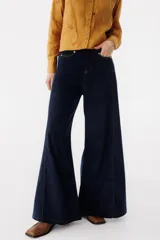 Pantalón de jean azul oscuro, de corte wide leg y tiro alto. Confeccionado en corderoy.