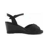 Sandalias Piccadilly color marrón con plataforma de yute, tira ancha sobre los dedos con detalle de hebilla dorada y pulsera al tobillo con hebilla ajustable.