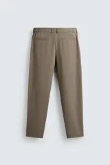 Pantalón regular fit color azul marino, confeccionado en tejido elástico. Cuenta con bolsillos frontales, bolsillos traseros de vivo con botón y cierre frontal con cremallera y botón.