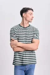 Remera de manga corta con cuello redondo y estampado a rayas horizontales blancas y verdes.