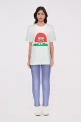 Remera holgada color lila con estampado gráfico en el frente.