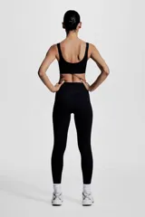 Calzas deportivas negras de tejido funcional DryMove™ que ayuda a absorber el sudor. Diseño con cintura ancha de tiro alto y bolsillo oculto en la parte trasera.
