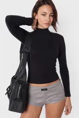 Top color beige de media polera y manga larga, confeccionado en tela de punto ribb con acabado gamuzado, calce slim fit y recorte en laterales.