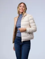 Campera puffer reversible Michael Kors color rosa con estampado de logos MK en un lado y liso en el otro. Tiene cierre central metálico, bolsillos delanteros y avíos metálicos con logo. Incluye bolsa autoportante.