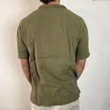 Camisa negra de muselina con manga corta y corte oversize.