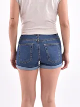 Short de jean de tiro alto color azul oscuro, con bolsillos delanteros y traseros, y ruedo doblado.