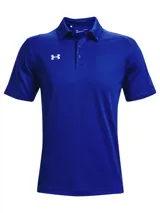 Chomba Under Armour Team Tech color azul con logo blanco bordado en el pecho. Corte clásico, cuello con botones y tejido UA Tech™ de secado rápido.