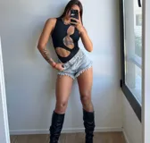 Body negro con cuello halter y aberturas en el pecho y abdomen.