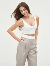 Pantalón de vestir color visón con finas rayas verticales, tiro alto y corte palazzo.