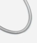 Collar corto de metal plateado con diseño de serpiente plana y cierre de mosquetón.
