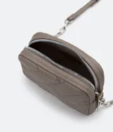 Bolso pequeño color gris con textura capitoneada, correa de cadena y cierre de cremallera.