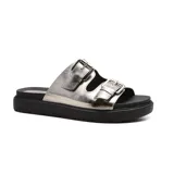Sandalias plateadas con plataforma negra y doble tira con hebillas metálicas.
