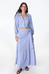 Falda larga color beige, con detalle drapeado en la cintura y abertura lateral.