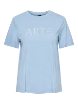 Camiseta celeste de algodón con cuello redondo y mangas cortas. Estampado frontal con la palabra "ARTE" en color blanco.