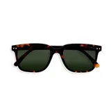 Lentes de sol Izipizi modelo #L, con montura cuadrada de carey y lentes verdes categoría 3. Patillas flexibles con bisagra con muelle. Protegen 100% de los rayos UV.