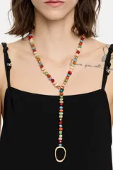 Collar largo con cuentas de piedra multicolor y arandela de metal dorado.