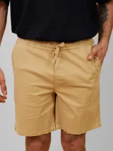 Bermuda color arena con cintura elastizada y cordón de ajuste.