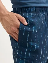 Short de baño azul con estampado abstracto en blanco.