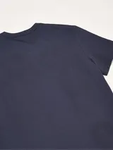 Remera azul marino de algodón con cuello redondo y manga corta. Estampado frontal con el logo 'ck' de Calvin Klein dentro de un recuadro.