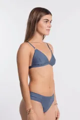 Top de bikini azul con corte triangular y tirantes finos.