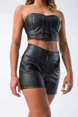 Short negro de cuero sintético de tiro alto con botón y cierre frontal.