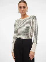 Sweater de punto con cuello redondo y mangas largas con detalle de botones en los puños. Diseño a rayas horizontales en color crudo y negro.