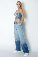 Corset de jean celeste con perlas, strass y tiras removibles.