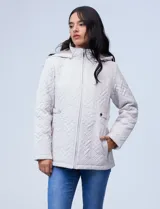 Campera capitoneada blanca de la marca Gallery, con cierre frontal, bolsillos, cinto ajustable y capucha desmontable.