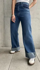 Pantalón de jean de tiro alto, color azul con detalles en azul oscuro en los bolsillos delanteros.