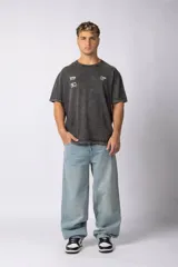 Remera gris de algodón con efecto gastado y estampas Jump High al frente y atrás.