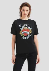 Remera negra de algodón con estampado de un corazón rojo con rosas amarillas y texto en estilo tatuaje old school.