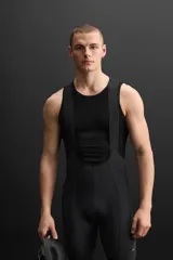 Musculosa deportiva negra de ciclismo, ajustada al cuerpo, con cuello redondo y sisa.