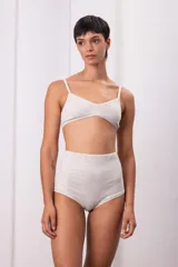 Soutien triángulo de algodón color crudo, sin aro y con breteles regulables. Incluye copas con relleno removibles.